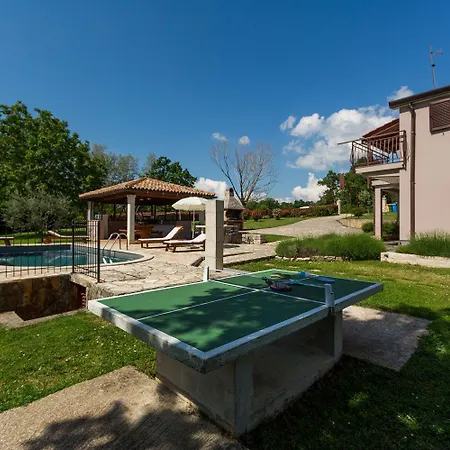 Charmantes Anwesen Mit Privatpool, Grossem Garten, Tischtennis, Badmintonplatz, Bbq, Outdoor-kueche Holiday home *