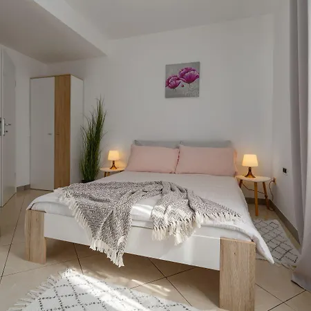 Holiday home Charmantes Anwesen Mit Privatpool, Grossem Garten, Tischtennis, Badmintonplatz, Bbq, Outdoor-kueche
