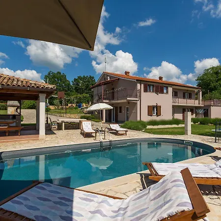 Holiday home Charmantes Anwesen Mit Privatpool, Grossem Garten, Tischtennis, Badmintonplatz, Bbq, Outdoor-kueche *