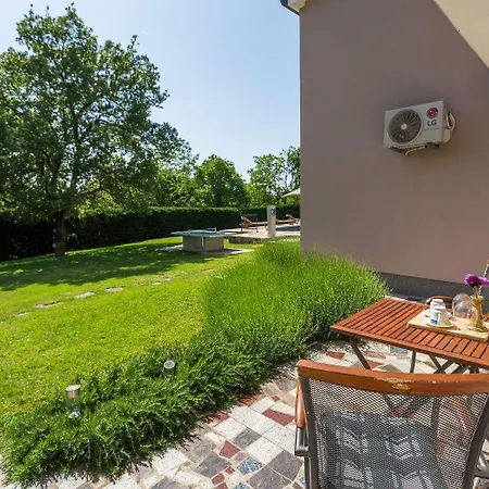 Holiday home Charmantes Anwesen Mit Privatpool, Grossem Garten, Tischtennis, Badmintonplatz, Bbq, Outdoor-kueche Tinjan