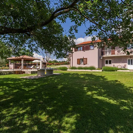 Charmantes Anwesen Mit Privatpool, Grossem Garten, Tischtennis, Badmintonplatz, Bbq, Outdoor-kueche