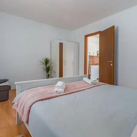 Holiday home Charmantes Anwesen Mit Privatpool, Grossem Garten, Tischtennis, Badmintonplatz, Bbq, Outdoor-kueche *