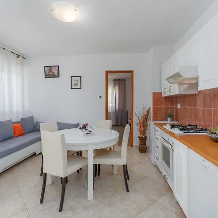 Charmantes Anwesen Mit Privatpool, Grossem Garten, Tischtennis, Badmintonplatz, Bbq, Outdoor-kueche
