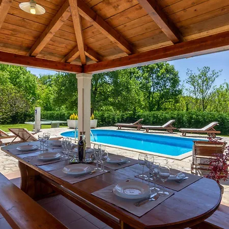 Holiday home Charmantes Anwesen Mit Privatpool, Grossem Garten, Tischtennis, Badmintonplatz, Bbq, Outdoor-kueche