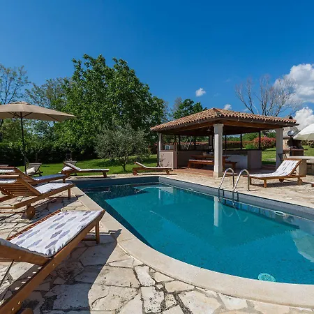 Charmantes Anwesen Mit Privatpool, Grossem Garten, Tischtennis, Badmintonplatz, Bbq, Outdoor-kueche