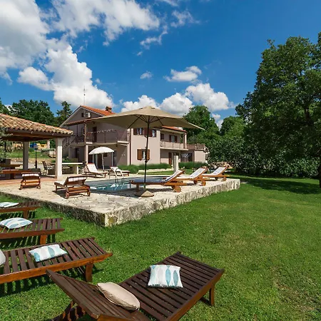 Charmantes Anwesen Mit Privatpool, Grossem Garten, Tischtennis, Badmintonplatz, Bbq, Outdoor-kueche Holiday home