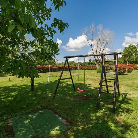 Holiday home Charmantes Anwesen Mit Privatpool, Grossem Garten, Tischtennis, Badmintonplatz, Bbq, Outdoor-kueche Tinjan